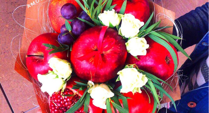 Красиво, вкусно и приятно! Фруктово-ягодные букеты со скидкой 50% от цветочного магазина «Амур».