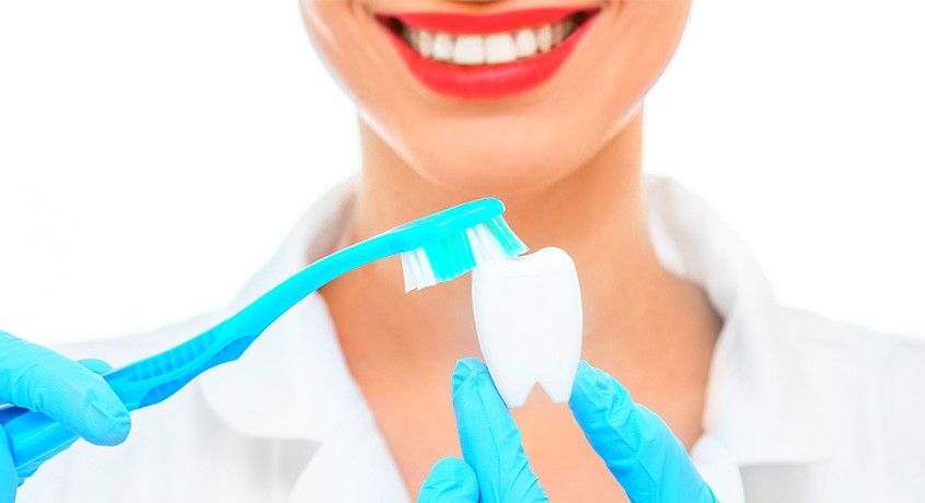 4-х этапная чистка зубов! Ультразвуковая чистка зубов, Air Flow + полировка зубов пастой со скидкой 50% в медицинской клинике.