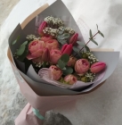 Букет цветов с тюльпанами и розами «Соло»