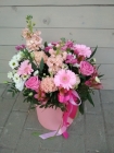 Красивый букет цветов в коробке «Розовый бриз» 