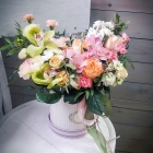 Букет цветов в шляпной коробке с орхидеей «Ванильное облако» 