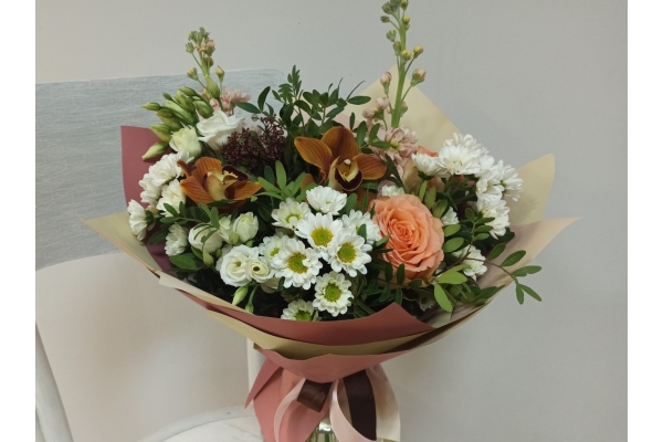 Букет из цветов с хризантемой «Фея»