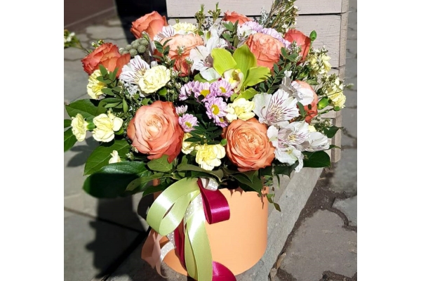 Букет цветов в коробке с альстромерией «Голубая лагуна» 