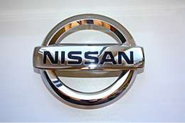 Знак капота Nissan  8см (на скотче) 