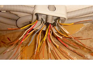 Прокладка кабеля/провода групповых сетей ( сеч. 0,5-2,5 мм2,а также слаботочного (компьютер/телефон/охранка/телевидение/видеонаблюдение) в коробе/лотке