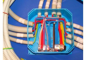 Прокладка кабеля/провода распределительных сетей ( сеч. 4-6 мм2 ) в коробе 
