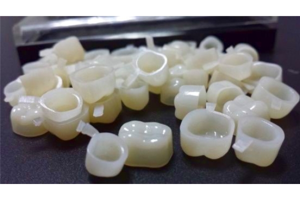 Пластмассовая коронка на зуб CAD/CAM