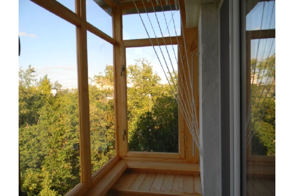 Окно деревянное на лоджию