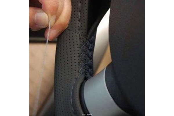 Оплетка на руль (М) черная экокожа перфорация со шнуровкой "Garde" 