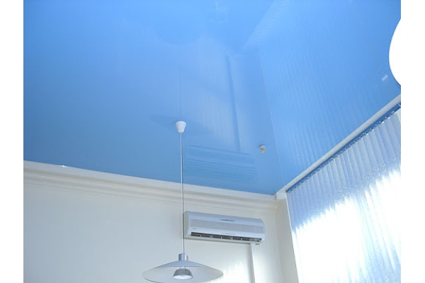 Синий натяжной потолок с установкой