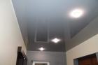 Серый глянцевый натяжной потолок 