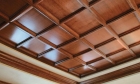 Монтаж подвесного потолка из декоративных деревянных панелей