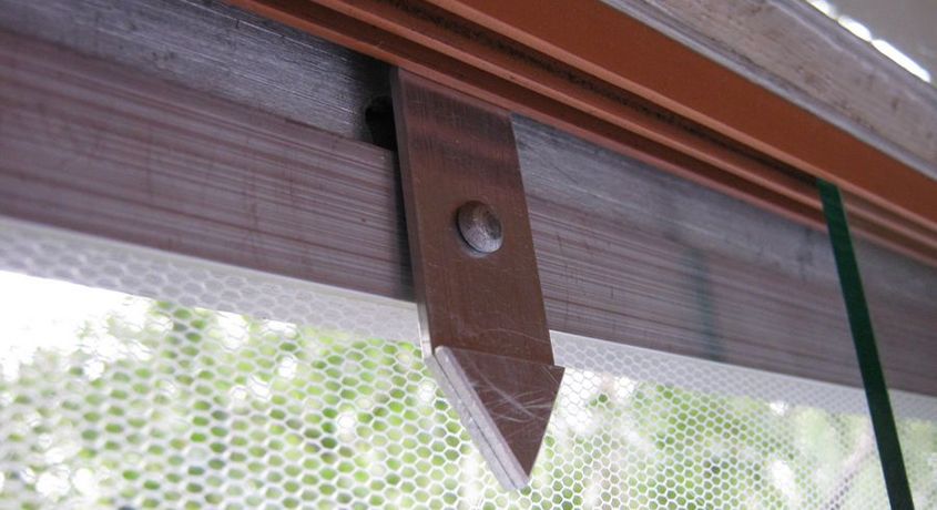 Защитите свой дом от назойливых насекомых! Скидка 50% на москитные сетки для мягких окон от компании по производству окон «МирМО».