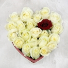 Букет – сердце из белых роз 