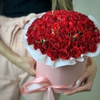 Цветы в коробке «Кустовые красные розы»