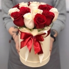 Букет белых и красных роз в коробке №12