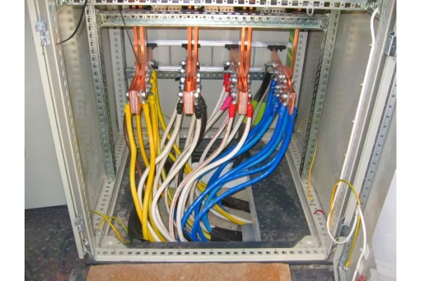 Заводка кабелей питающей сети ( сеч. 10 - 16 мм2 ) в щите 