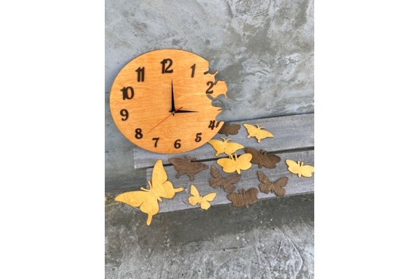 Часы из дерева с бабочками в подарок