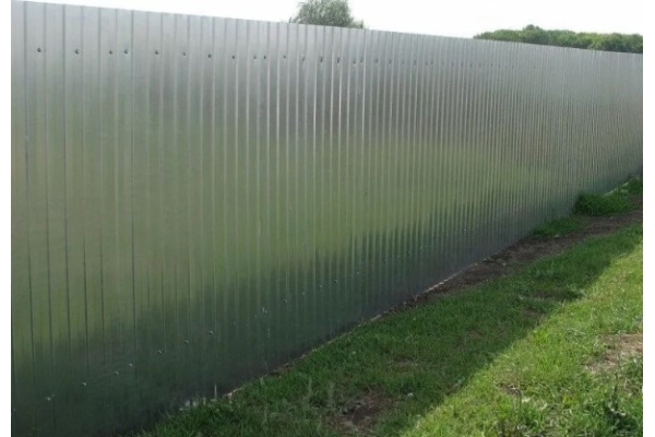 Оцинкованный забор из профлиста 2,2 м С8 с двумя калитками и воротами