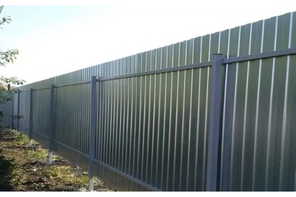 Оцинкованный забор из профлиста 2,2 м С10 с калиткой и воротами
