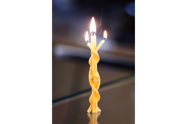 Заговор на две скрученные свечи