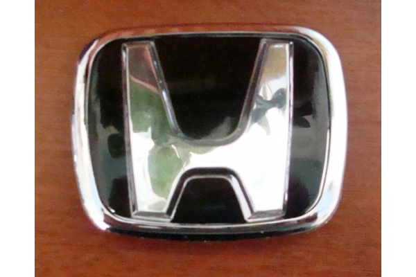 Знак капота Honda  7,3см на черном фоне (вставной+скотч)  