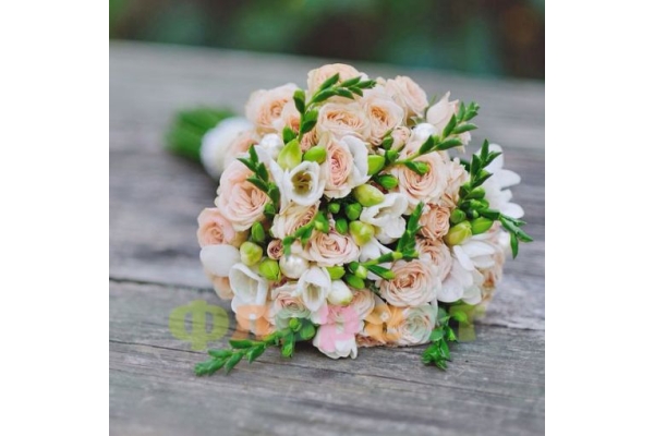 Свадебный букет невесты из кустовых роз