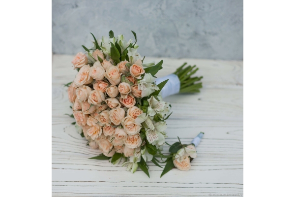 Свадебный букет невесты из маленьких роз