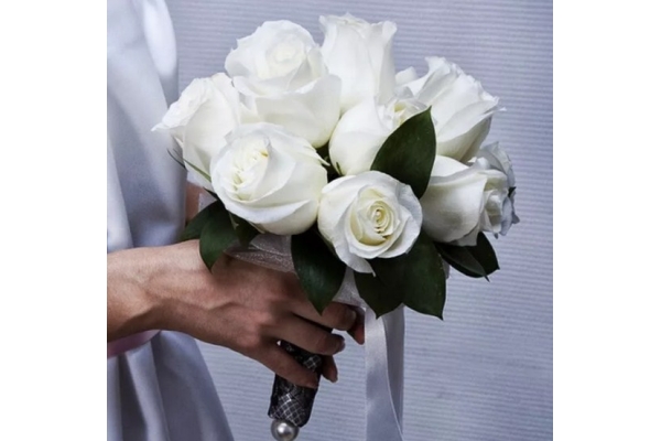 Белый свадебный букет из роз