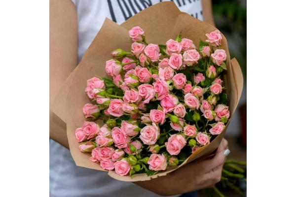 Букет цветов (9 веток пионовидной кустовой розы)