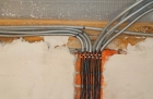 Прокладка кабеля групповых сетей под штукатурку/открыто сеч. 0,5-2,5 мм2