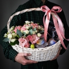 Подарочная корзина цветов и сладостей