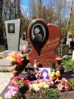 Памятник красный мрамор на кладбище