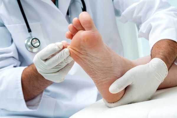 Почему потеют ноги: причины, методы диагностики и лечение